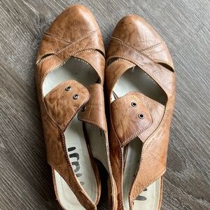 Brown leather Fidji kitten heels